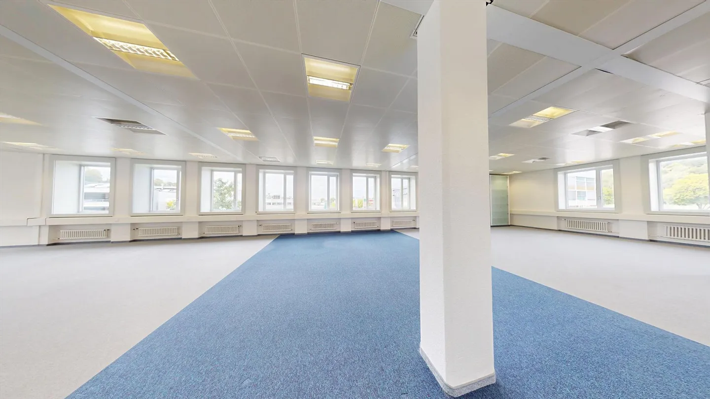Expanded office on the 1st floor in a central location in Kloten with parking options - Photo 3 of 13