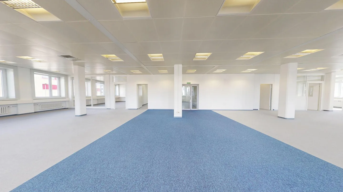 Expanded office on the 1st floor in a central location in Kloten with parking options - Photo 4 of 13