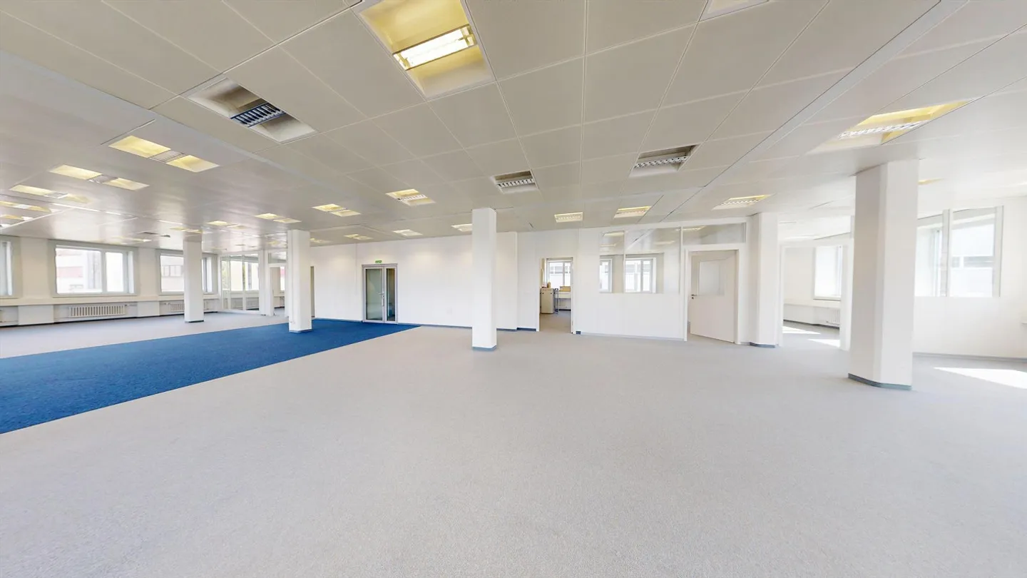 Expanded office on the 1st floor in a central location in Kloten with parking options - Photo 5 of 13