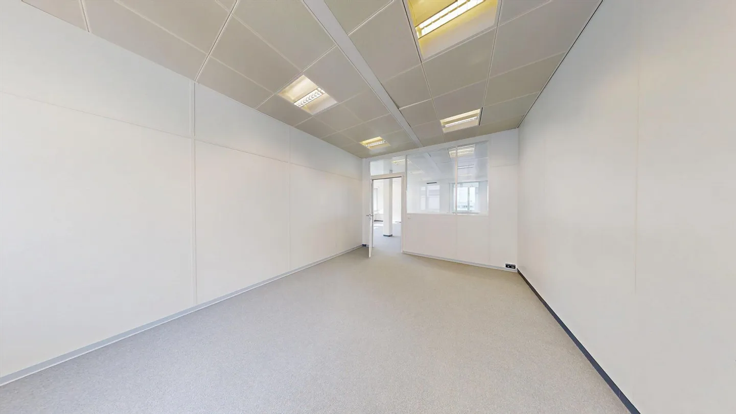 Expanded office on the 1st floor in a central location in Kloten with parking options - Photo 7 of 13