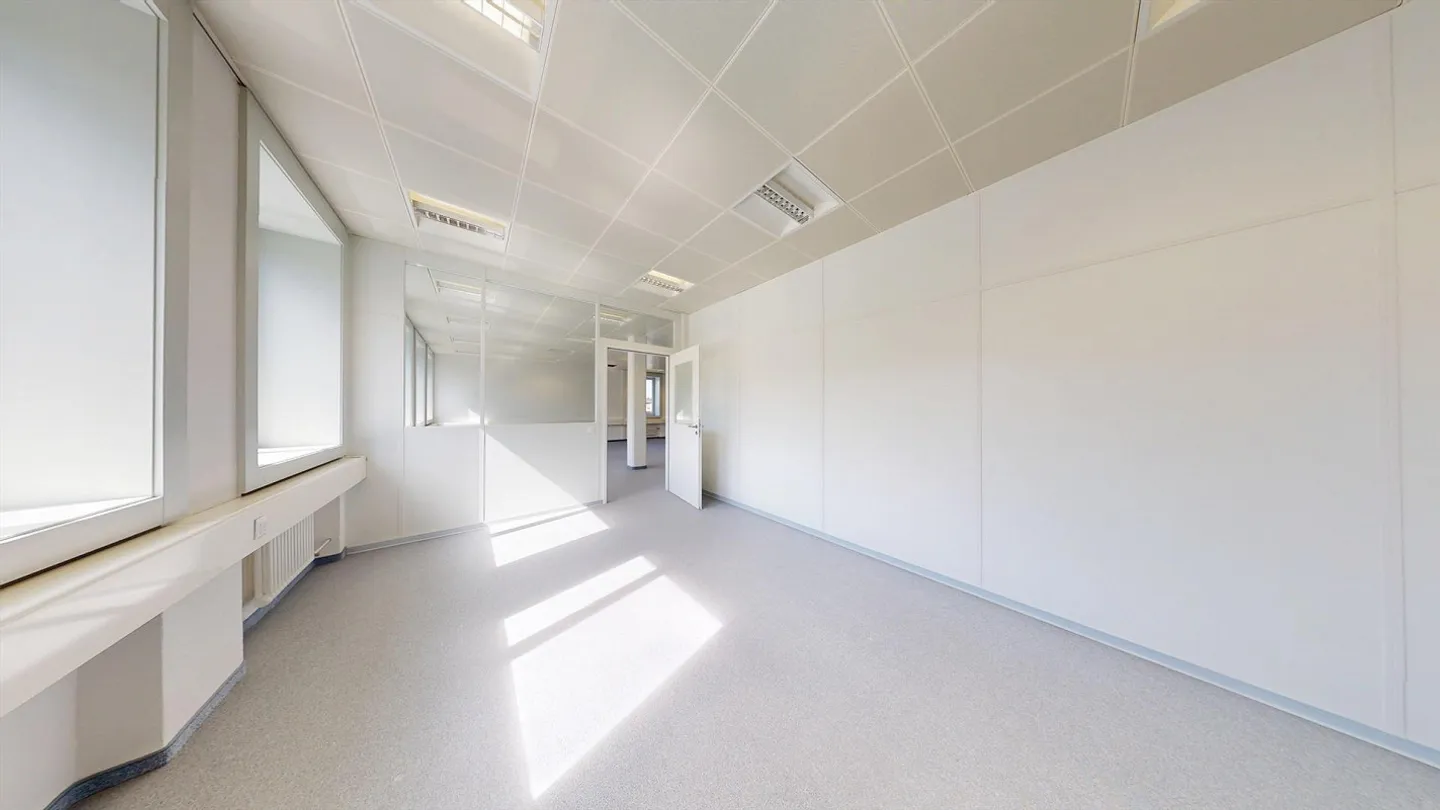 Expanded office on the 1st floor in a central location in Kloten with parking options - Photo 6 of 13