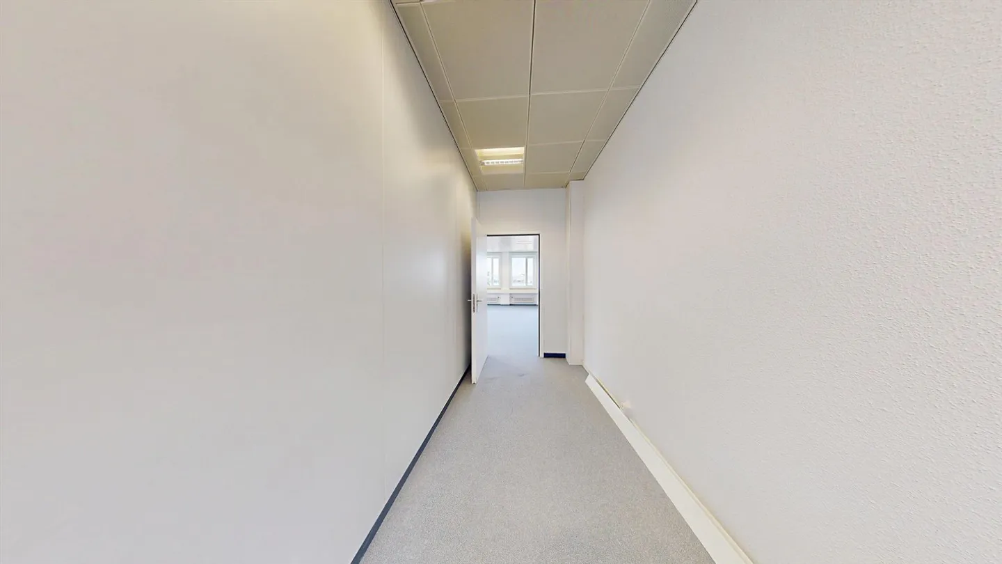 Expanded office on the 1st floor in a central location in Kloten with parking options - Photo 8 of 13