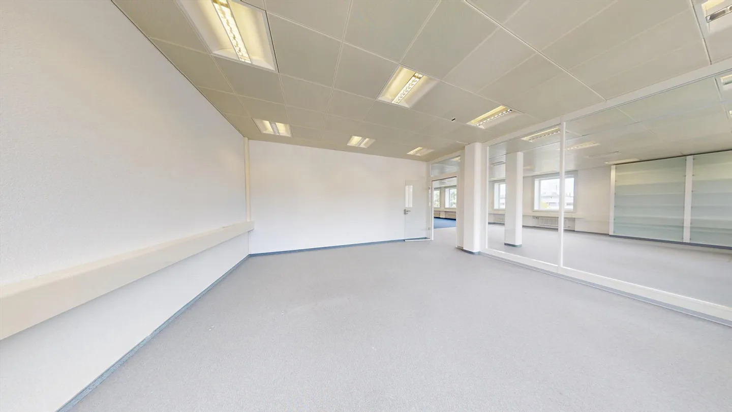 Expanded office on the 1st floor in a central location in Kloten with parking options - Photo 9 of 13