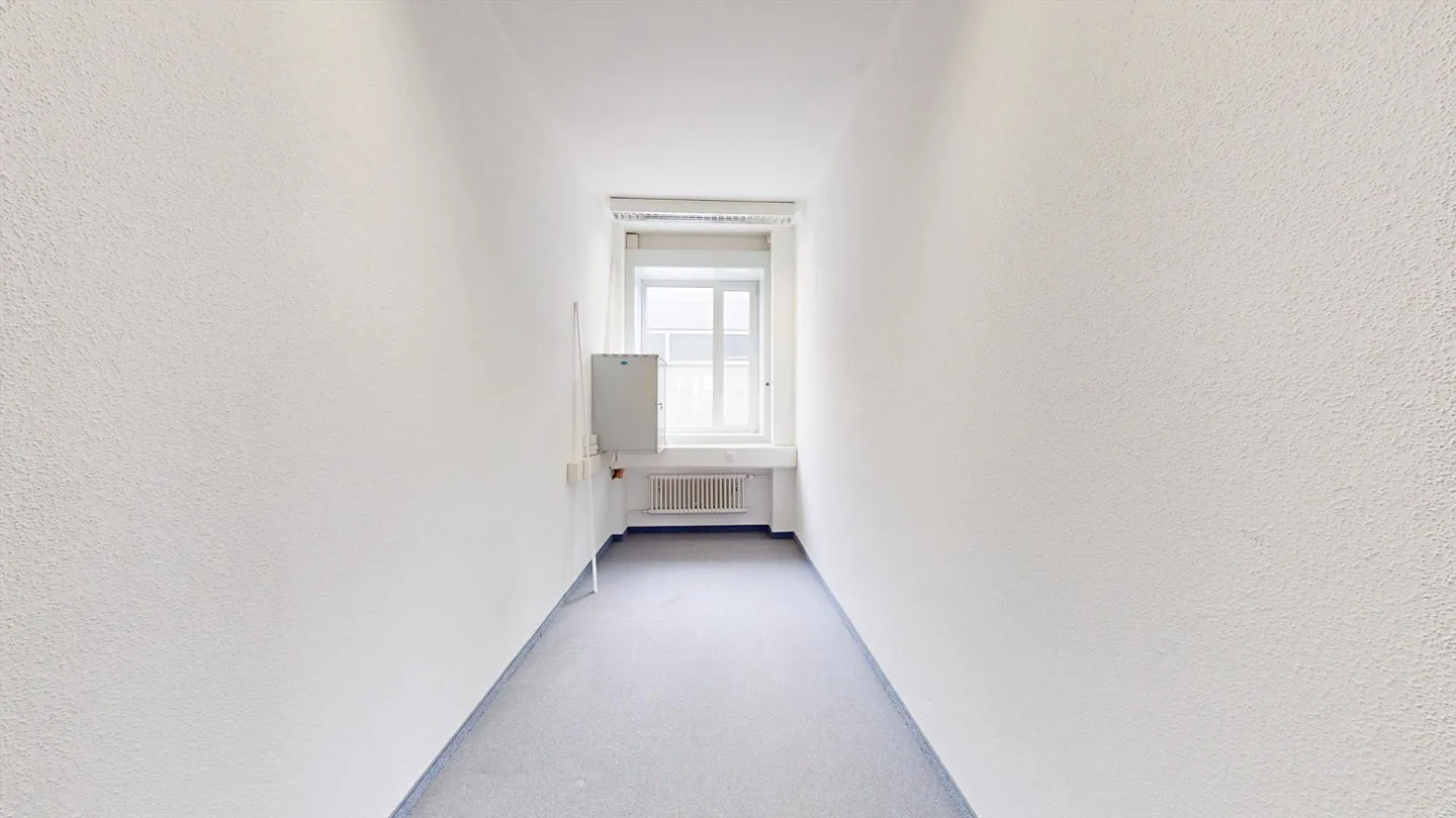 Expanded office on the 1st floor in a central location in Kloten with parking options - Photo 10 of 13