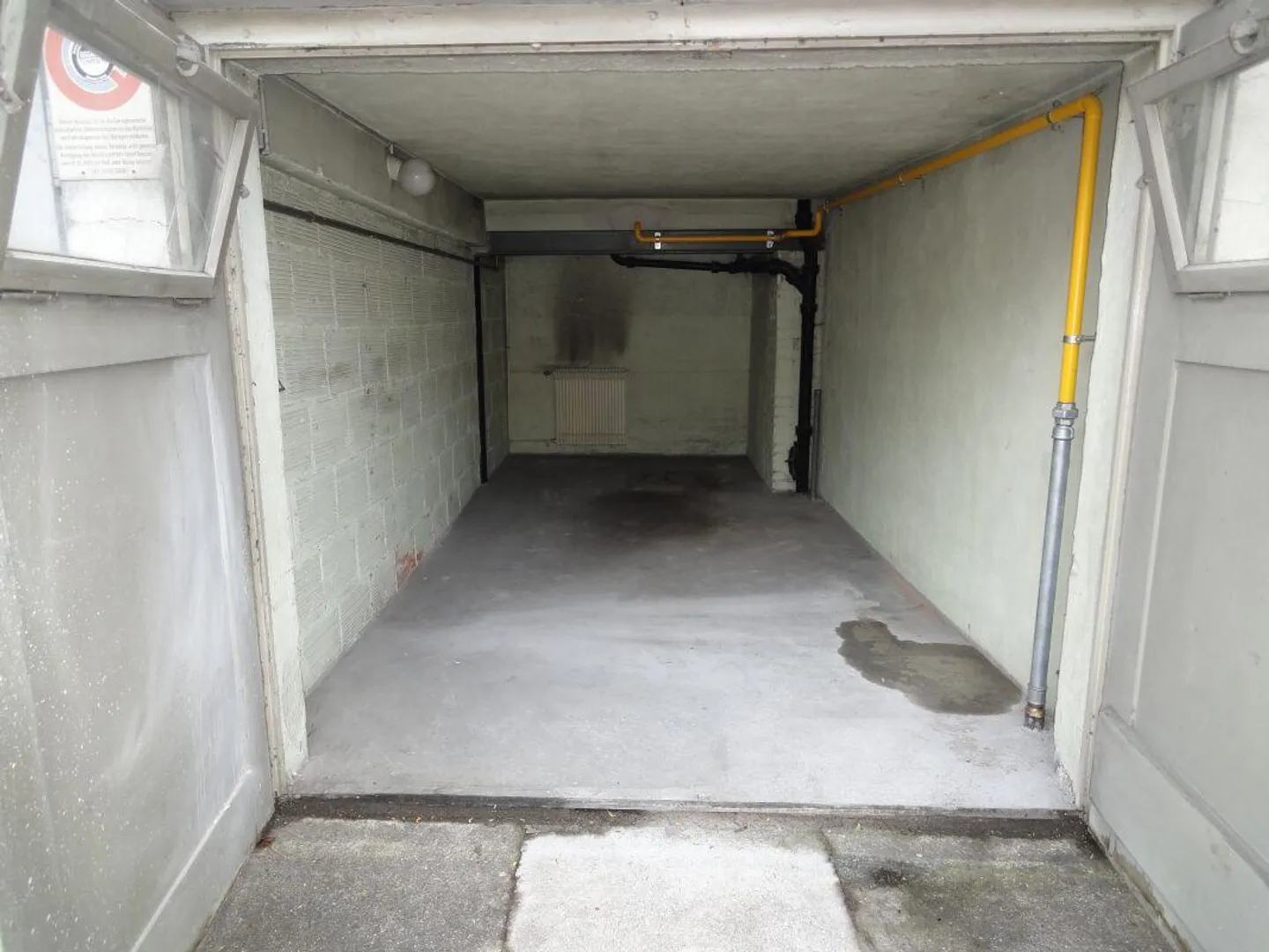 Garage à louer dans le centre-ville - Photo 2 sur 2