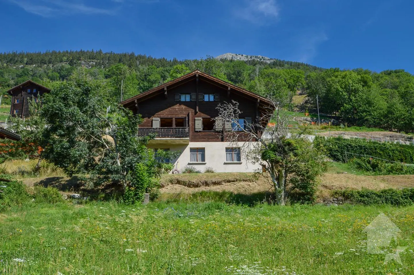 Old house in an excellent location with a lot of potential - Photo 3 of 14