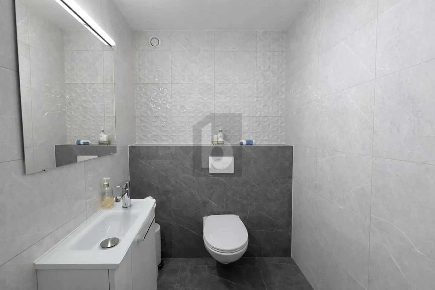 Charming Apartment with Balcony - Photo 5 of 6