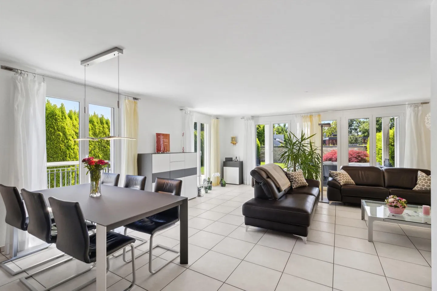 Sonnenverwöhntes Familienhaus mit viel Platz - Foto 2 von 4