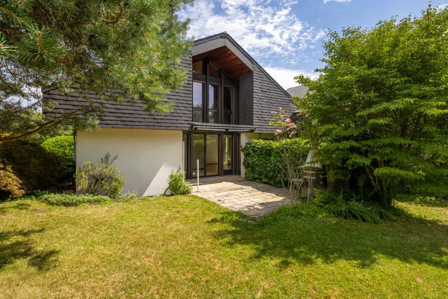 Richterswil: casa bifamiliare ben tenuta con giardino e possibilità di design - Foto 1 di 5
