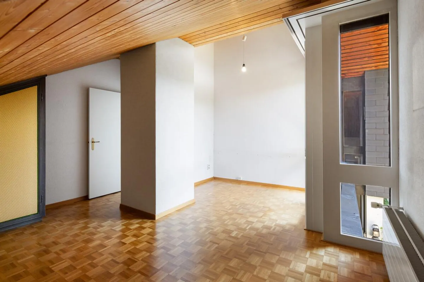 Richterswil: casa bifamiliare ben tenuta con giardino e possibilità di design - Foto 4 di 5