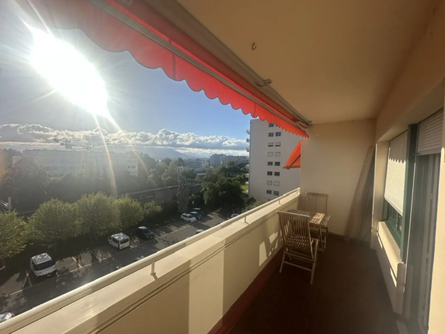 Bright crossing apartment, view of the Alps and lake. - Photo 1 of 10
