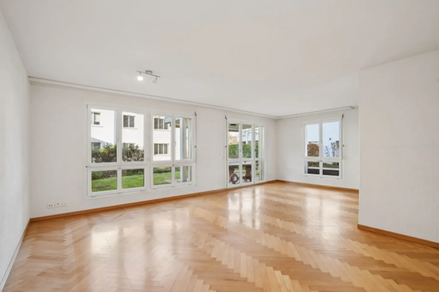 Family-friendly garden apartment in Volketswil – 4.5 rooms to relax - Photo 7 of 13