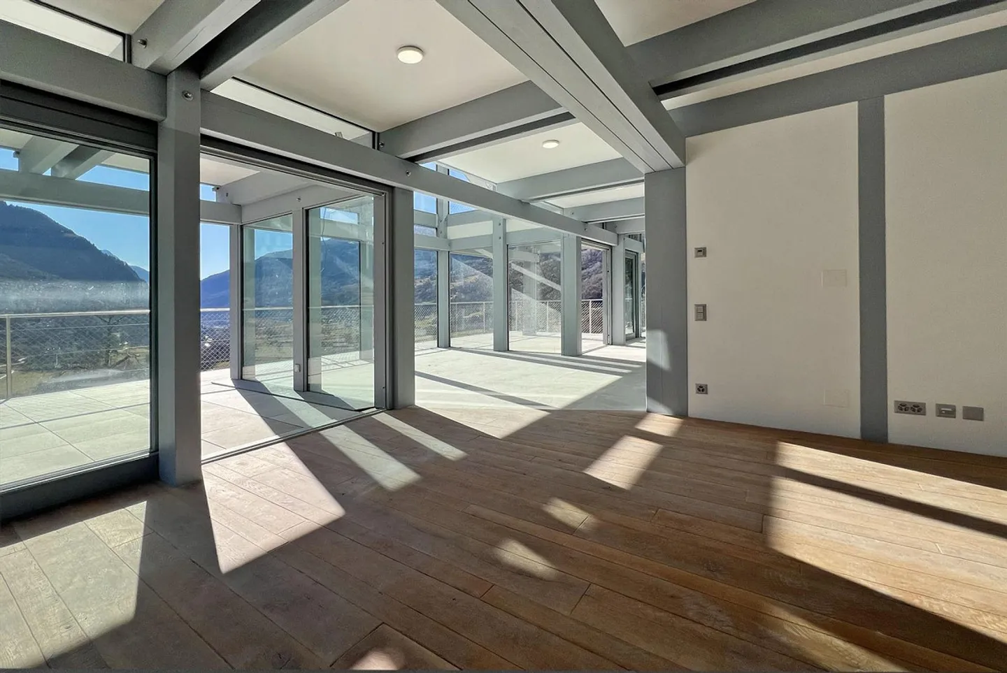 VILLA MODERNA 6.5 CON VISTA PANORAMICA A PONTO VALENTINO - Foto 1 di 12