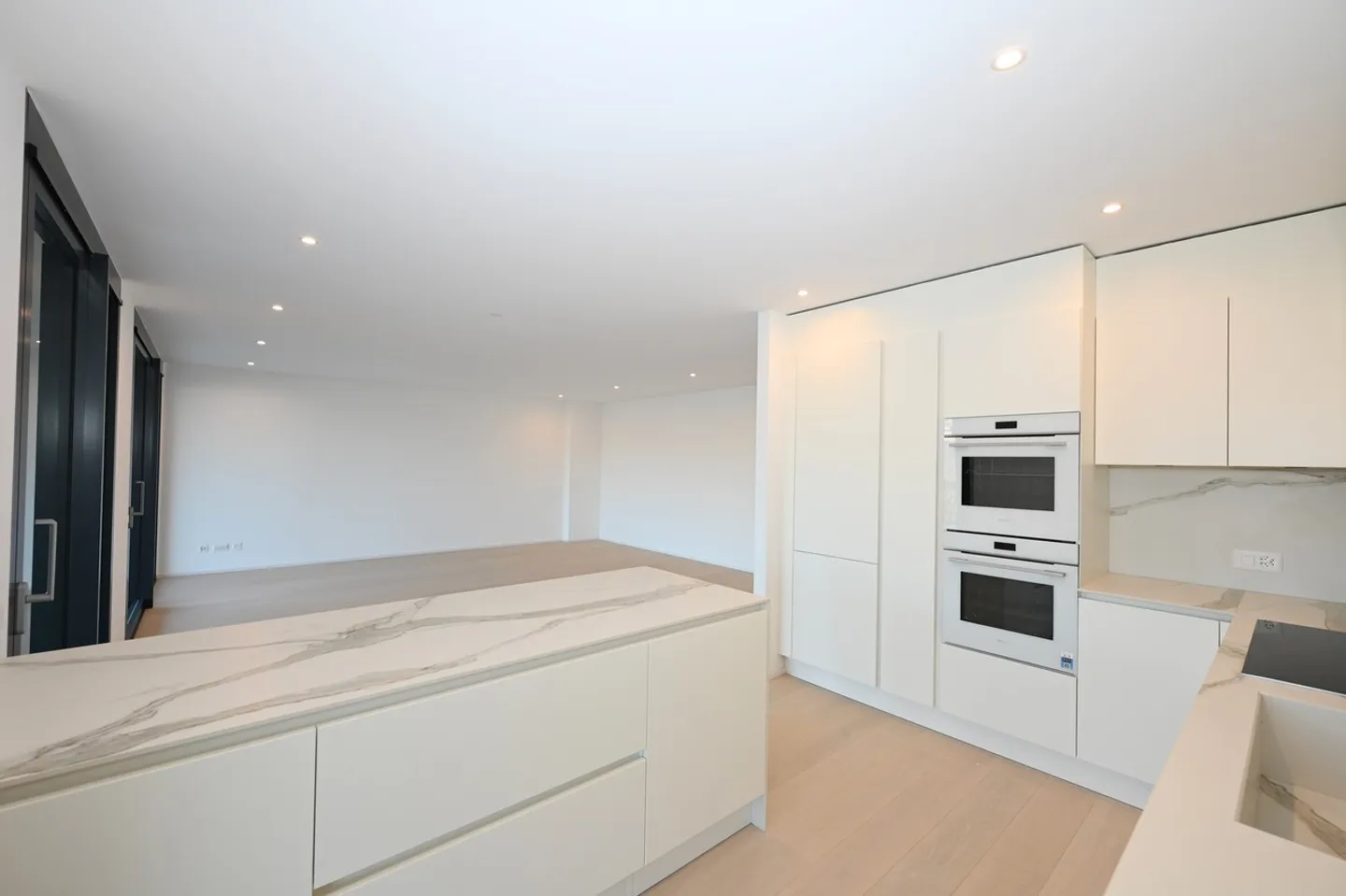 Primary Residence - Apartment with Garden and Lake View - Photo 11 of 17