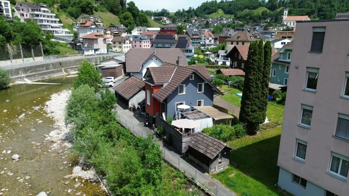 Maison individuelle confortable à un prix raisonnable avec une grande terrasse directement au bord de la rivière et pourtant très centrale ! - Photo 5 sur 13