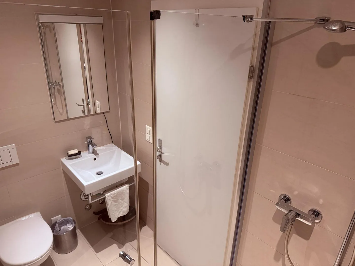 Appartamento spazioso e arredato di 4 ½ stanze disponibile per 6 mesi - Foto 17 di 22