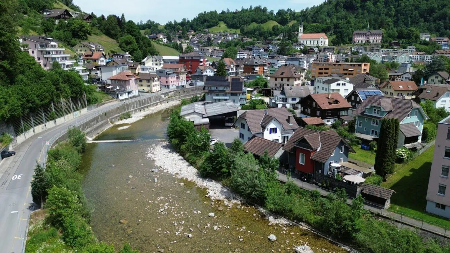 Maison individuelle confortable à un prix raisonnable avec une grande terrasse directement au bord de la rivière et pourtant très centrale ! - Photo 6 sur 13