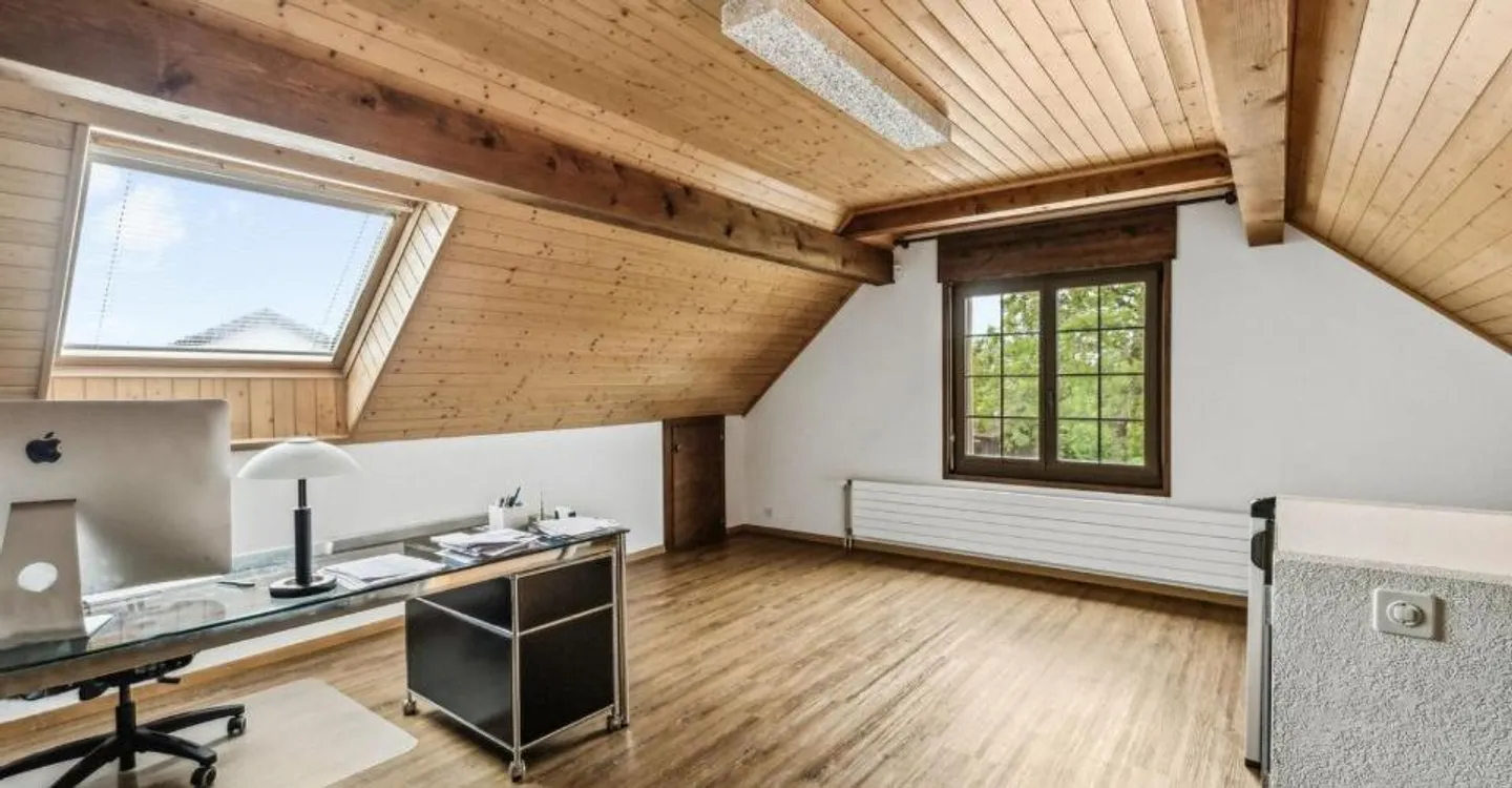 Geräumige Villa mit 180 m2 Wohnfläche im Herzen des Dorfes mit Büro - Foto 10 von 12