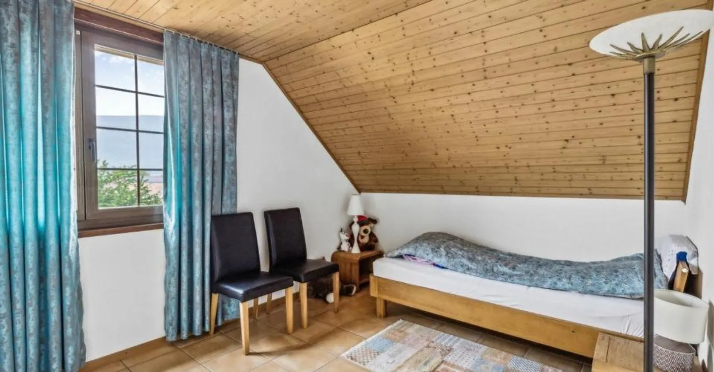 Geräumige Villa mit 180 m2 Wohnfläche im Herzen des Dorfes mit Büro - Foto 8 von 12