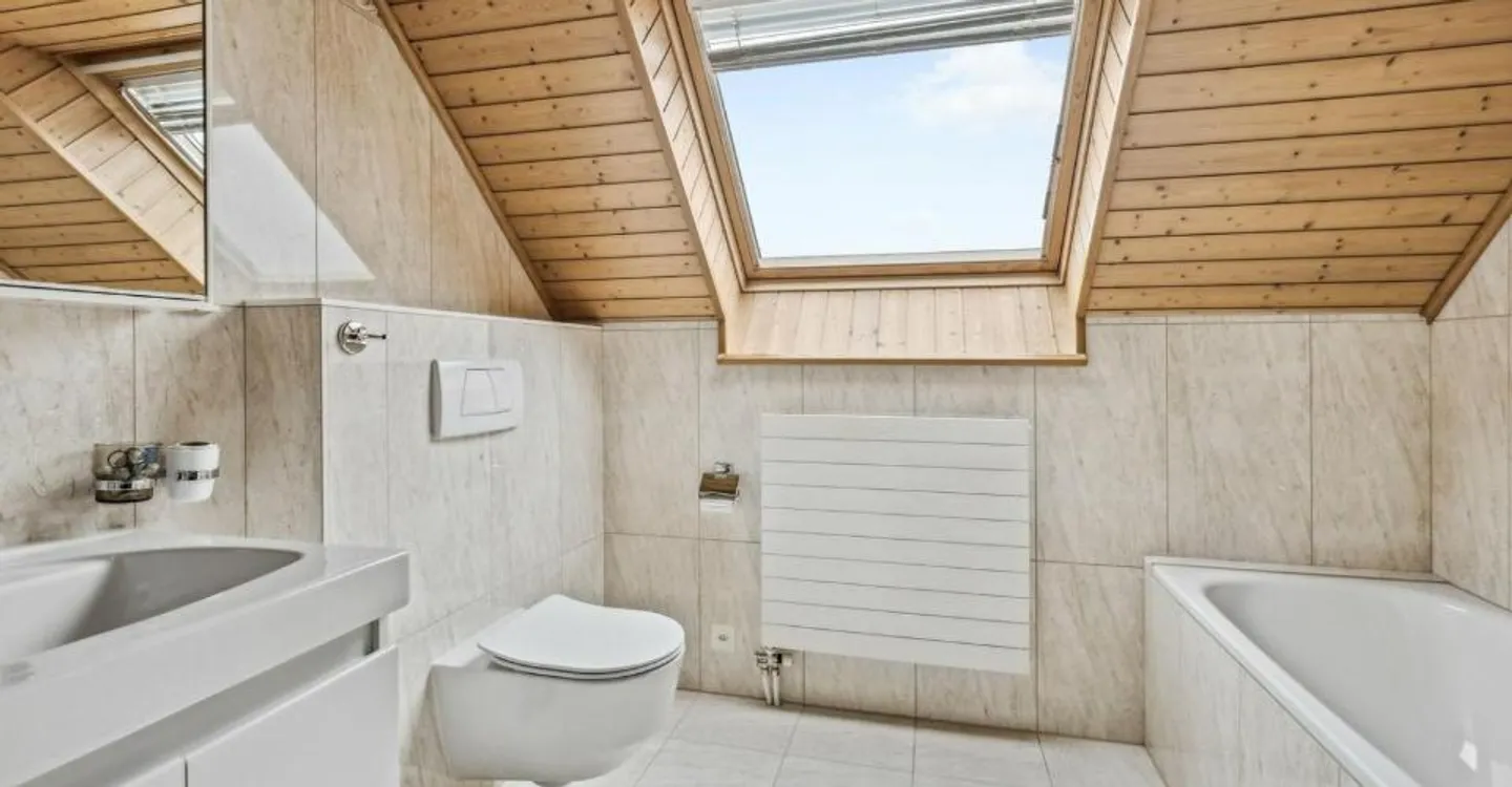 Geräumige Villa mit 180 m2 Wohnfläche im Herzen des Dorfes mit Büro - Foto 9 von 12