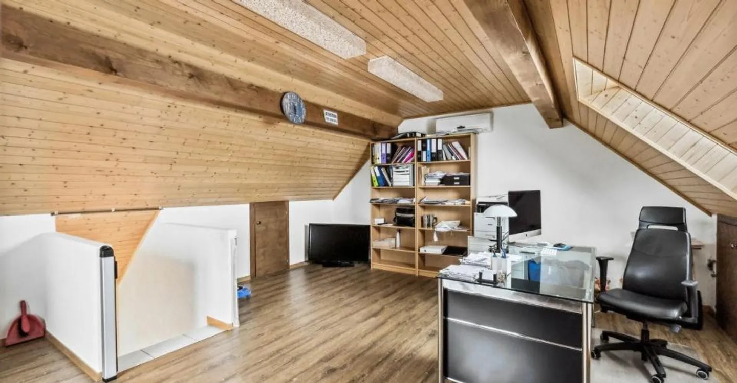 Geräumige Villa mit 180 m2 Wohnfläche im Herzen des Dorfes mit Büro - Foto 11 von 12