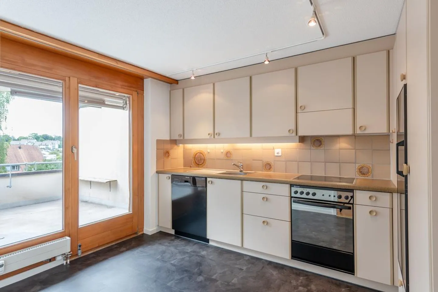 Appartement lumineux de 3,5 pièces dans un quartier calme et familial - Photo 2 sur 11