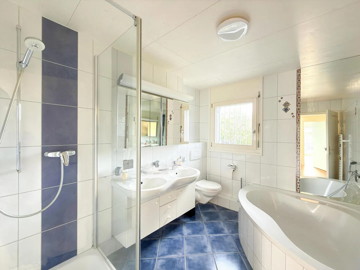 Stylish semi-detached single-family house with garage - Photo 8 of 10