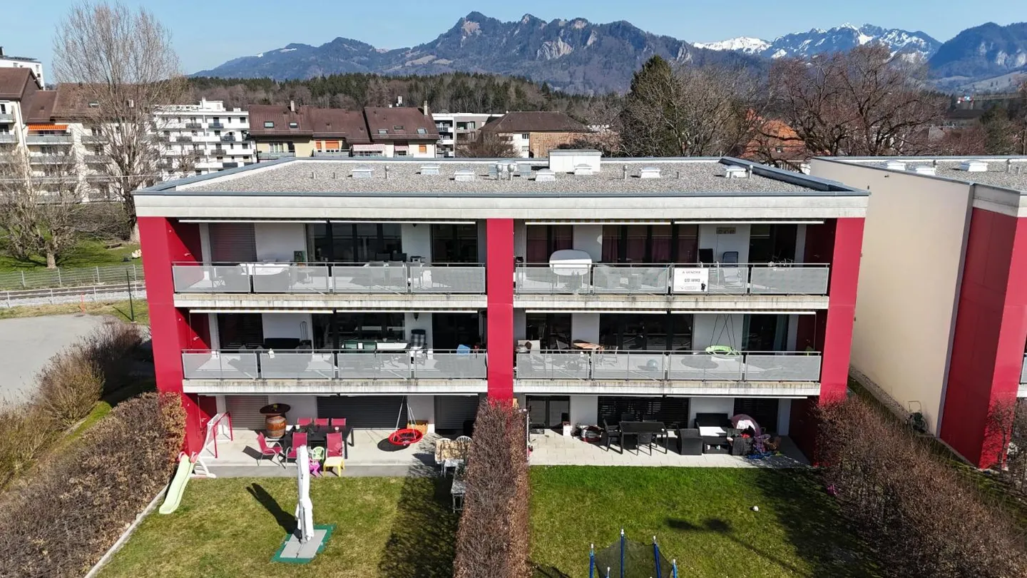 Bellissimo appartamento attico di 4,5 locali luminosi e vicino a tutti i servizi - Foto 1 di 11