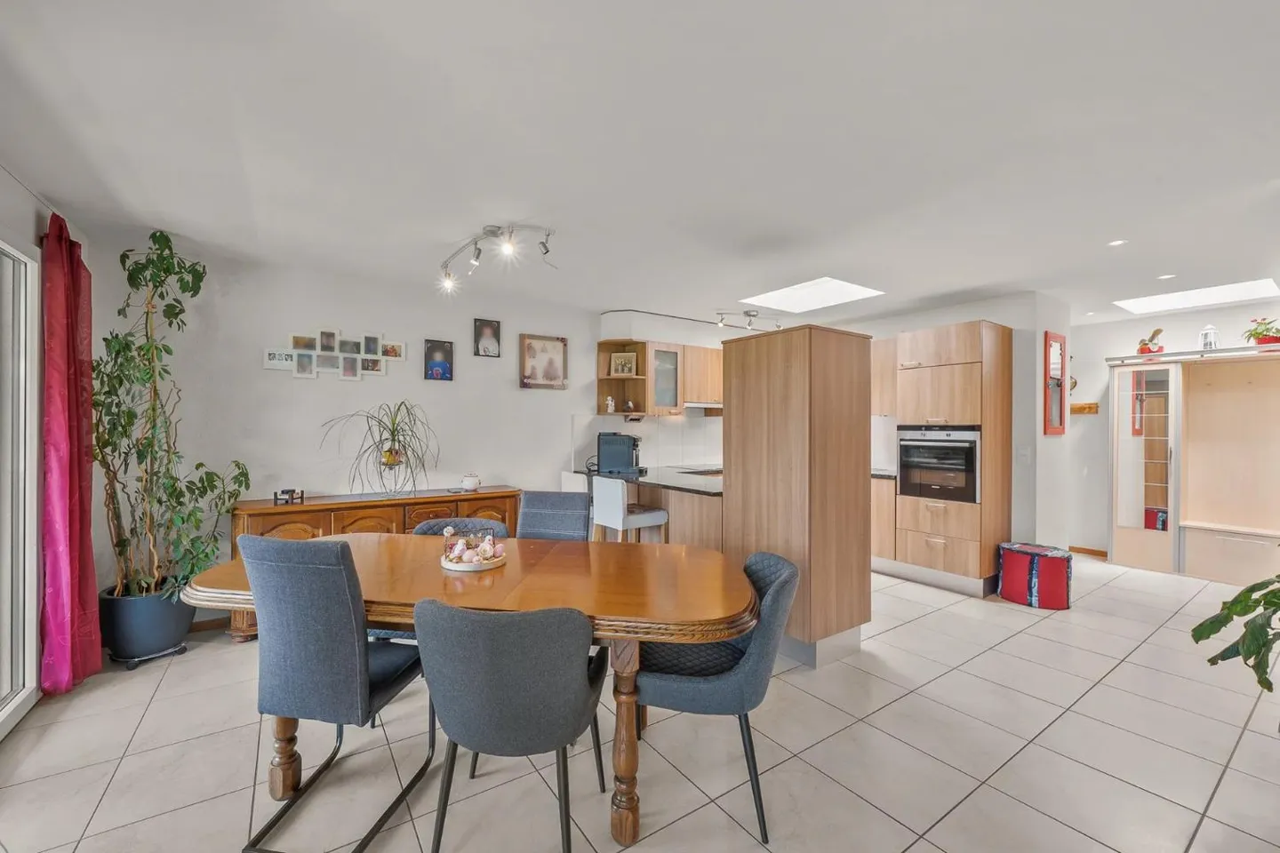 Bellissimo appartamento attico di 4,5 locali luminosi e vicino a tutti i servizi - Foto 3 di 11