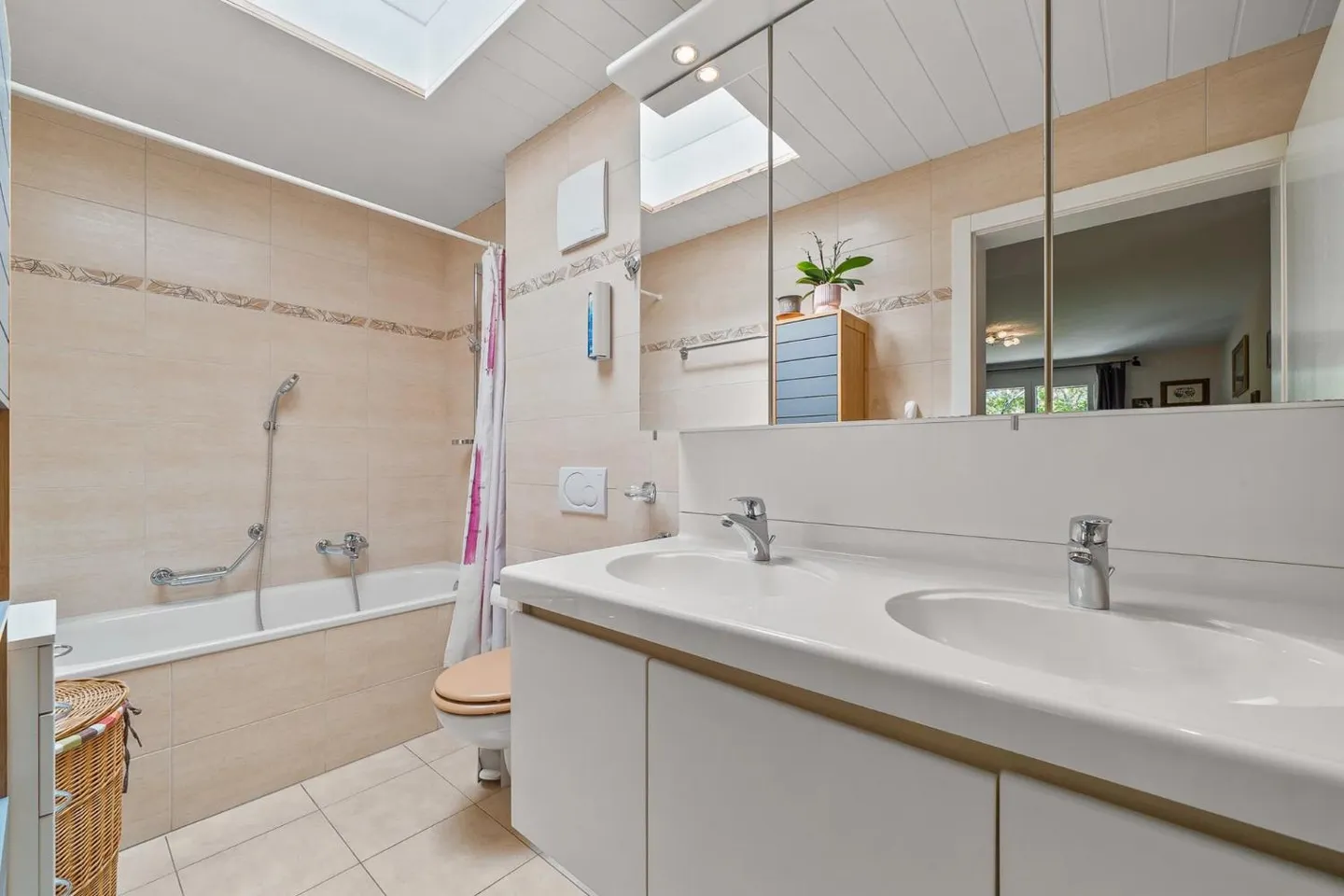 Bellissimo appartamento attico di 4,5 locali luminosi e vicino a tutti i servizi - Foto 7 di 11