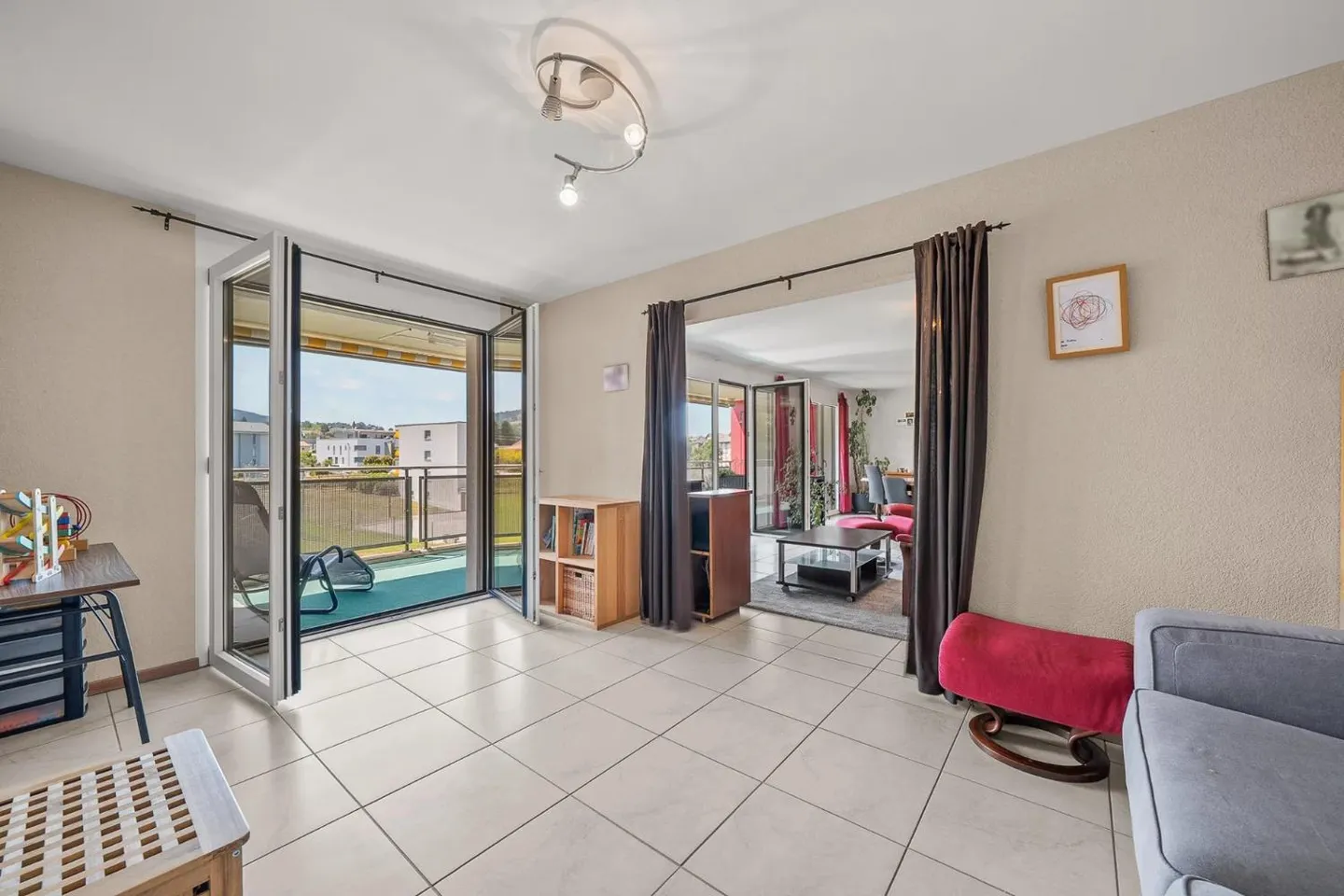 Bellissimo appartamento attico di 4,5 locali luminosi e vicino a tutti i servizi - Foto 4 di 11