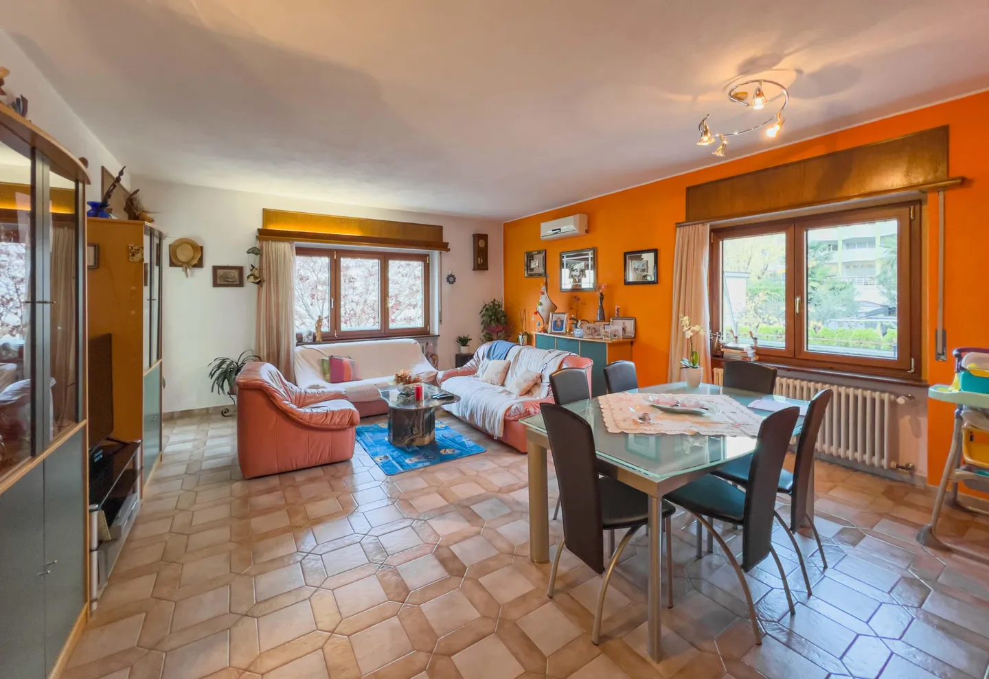 «Casa con giardino a Sementina in una zona residenziale verdeggiante» - Foto 2 di 5