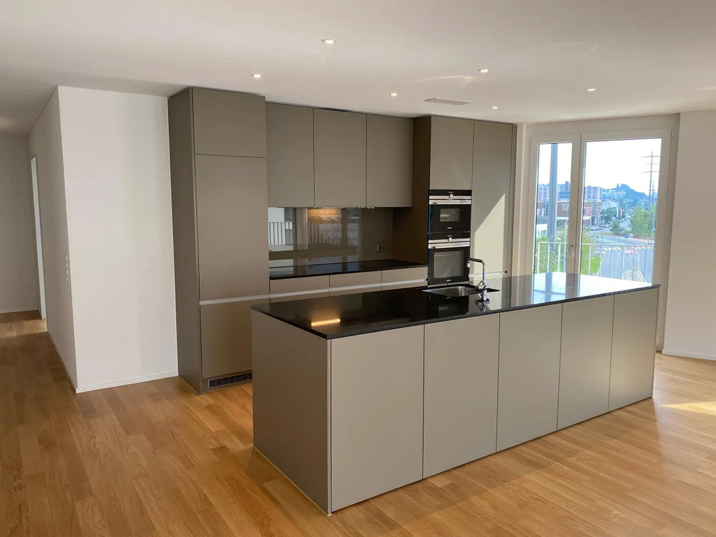 Atmospheric corner apartment with large balcony directly at Ebikon train station - Photo 4 of 12