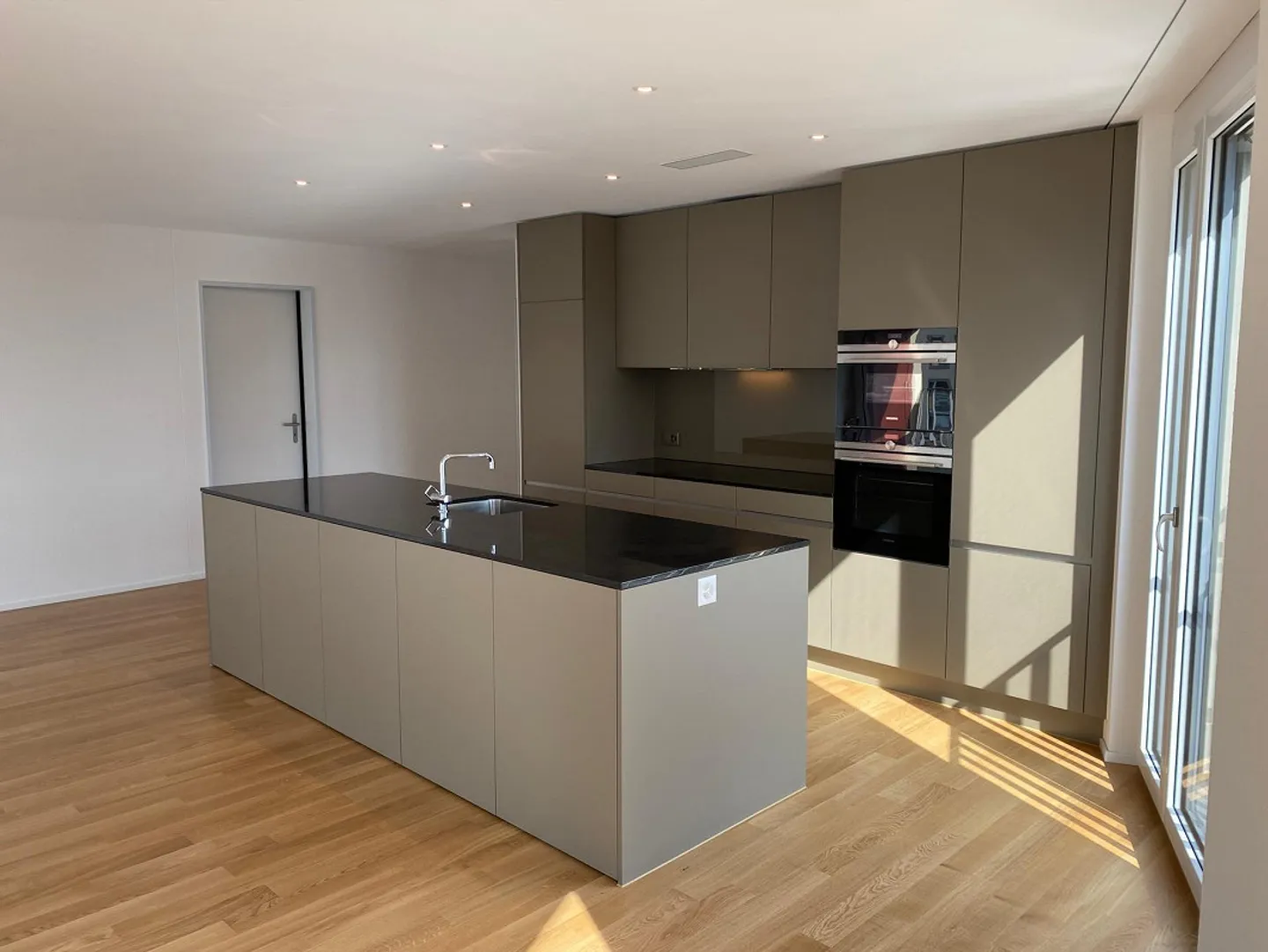 Atmospheric corner apartment with large balcony directly at Ebikon train station - Photo 6 of 12