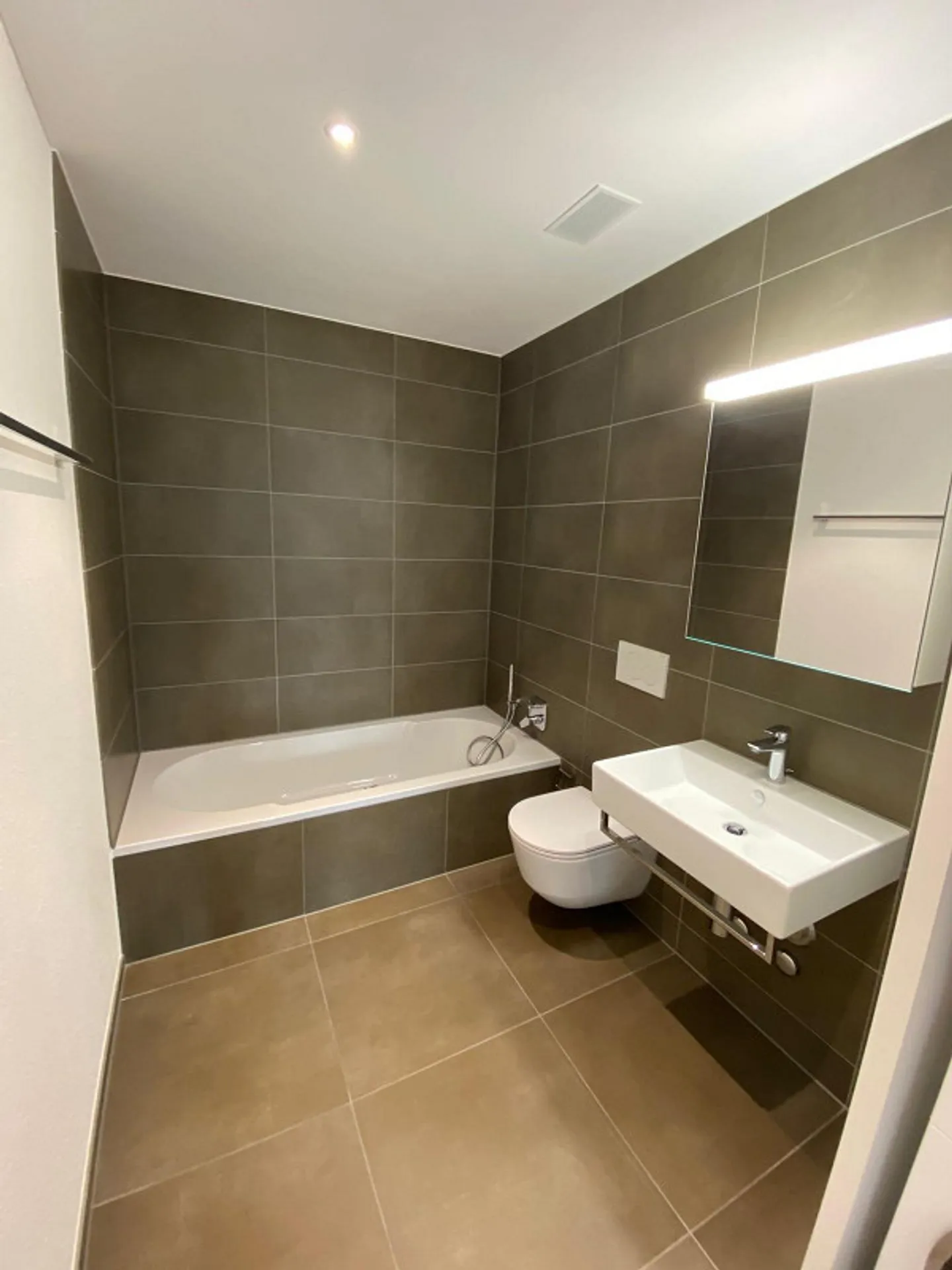 Atmospheric corner apartment with large balcony directly at Ebikon train station - Photo 7 of 12
