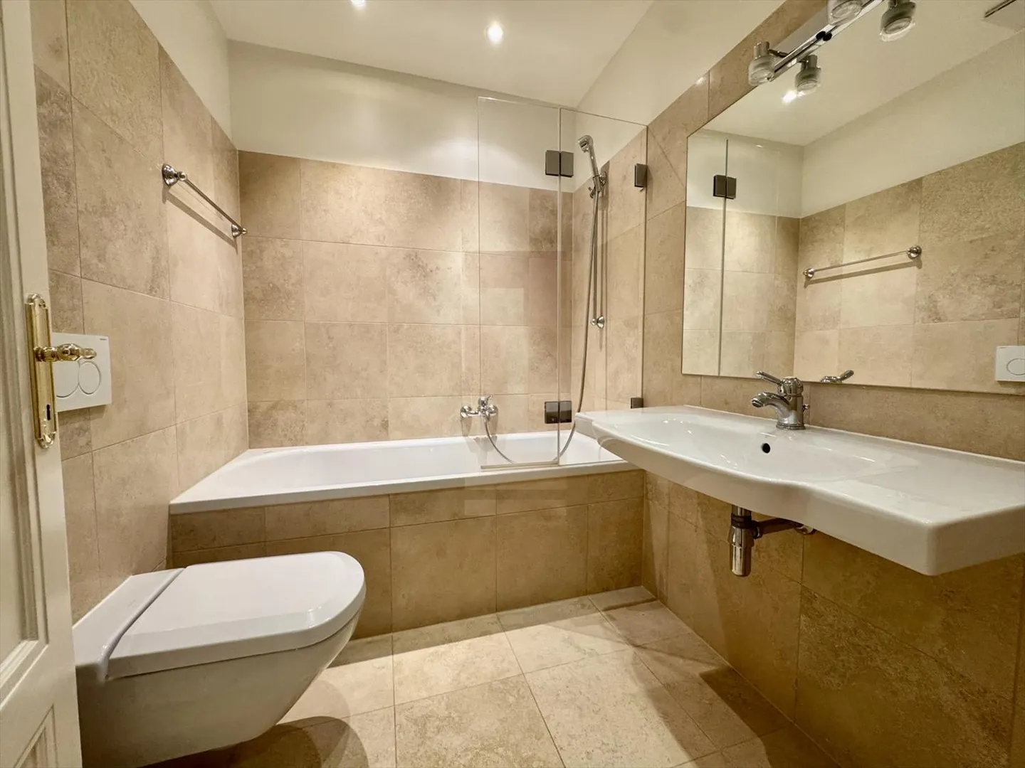 Beautiful Apartment near Bertrand Park - Photo 12 of 13