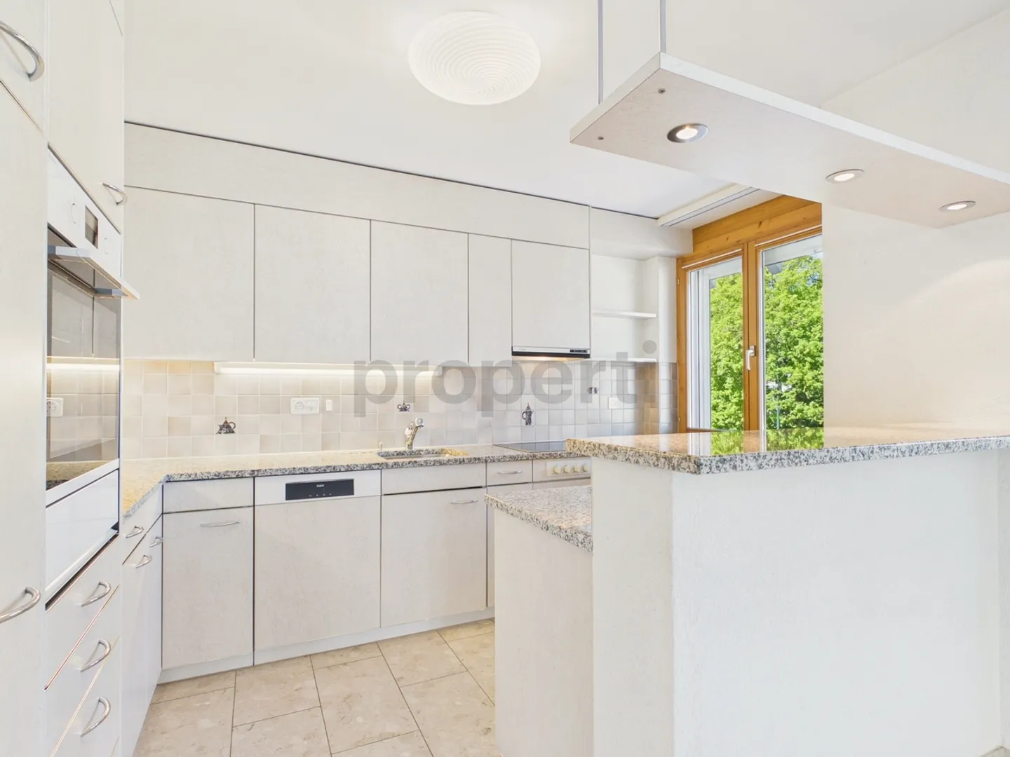 Appartamento elegante di 4,5 stanze recentemente ristrutturato con parcheggio privato, Bubendorf - Foto 4 di 12