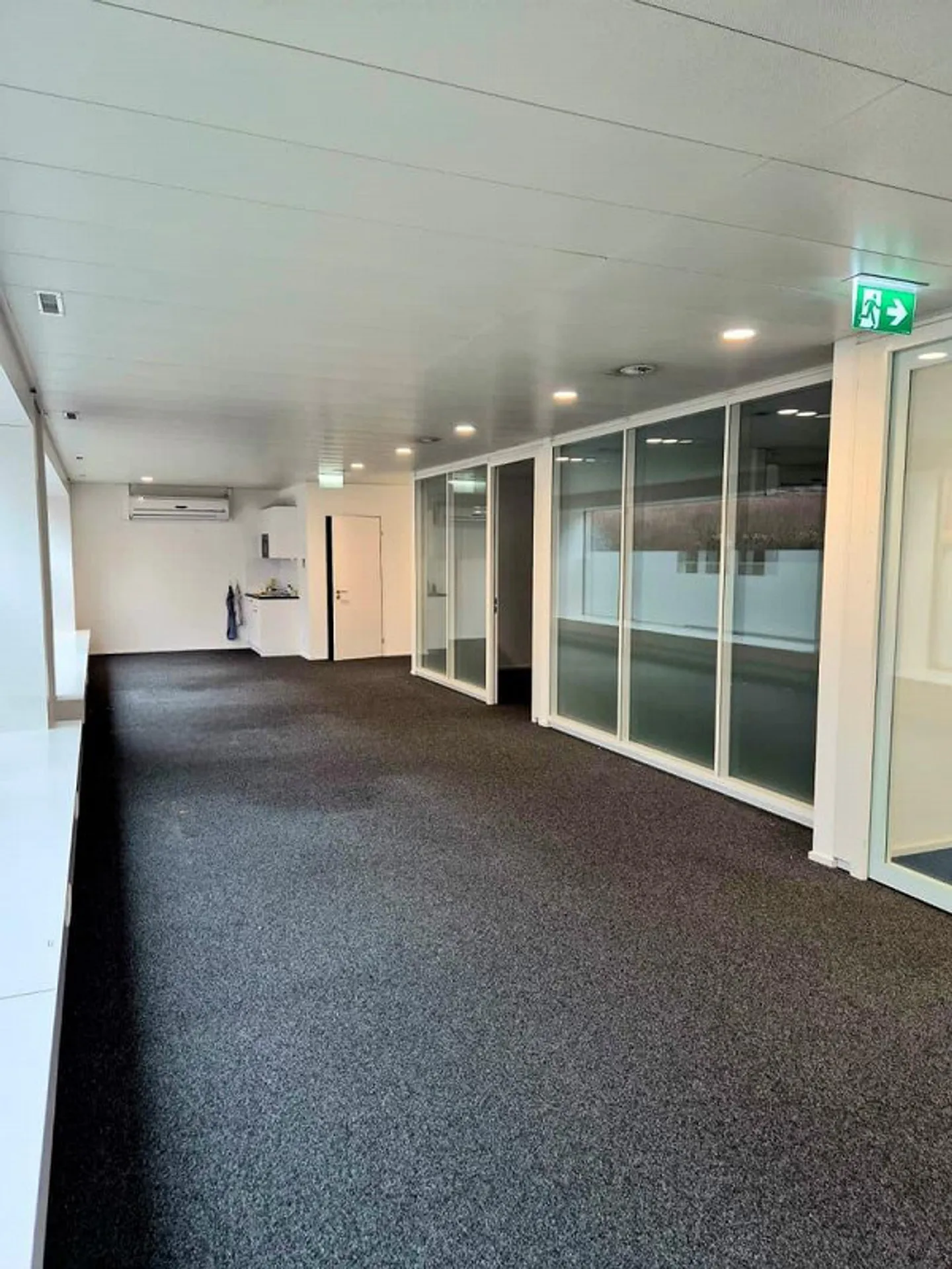 Au cœur de Kloten ! Espace de bureau aménagé de 112 m2 - Photo 2 sur 7