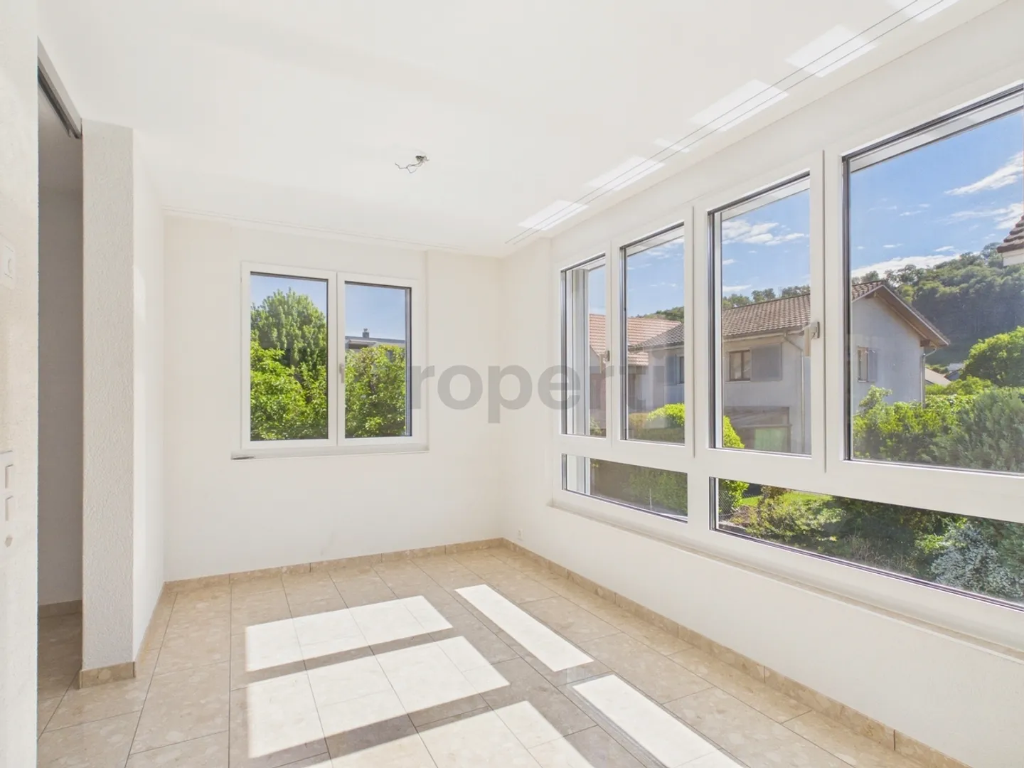 Appartamento elegante di 4,5 stanze recentemente ristrutturato con parcheggio privato, Bubendorf - Foto 9 di 12