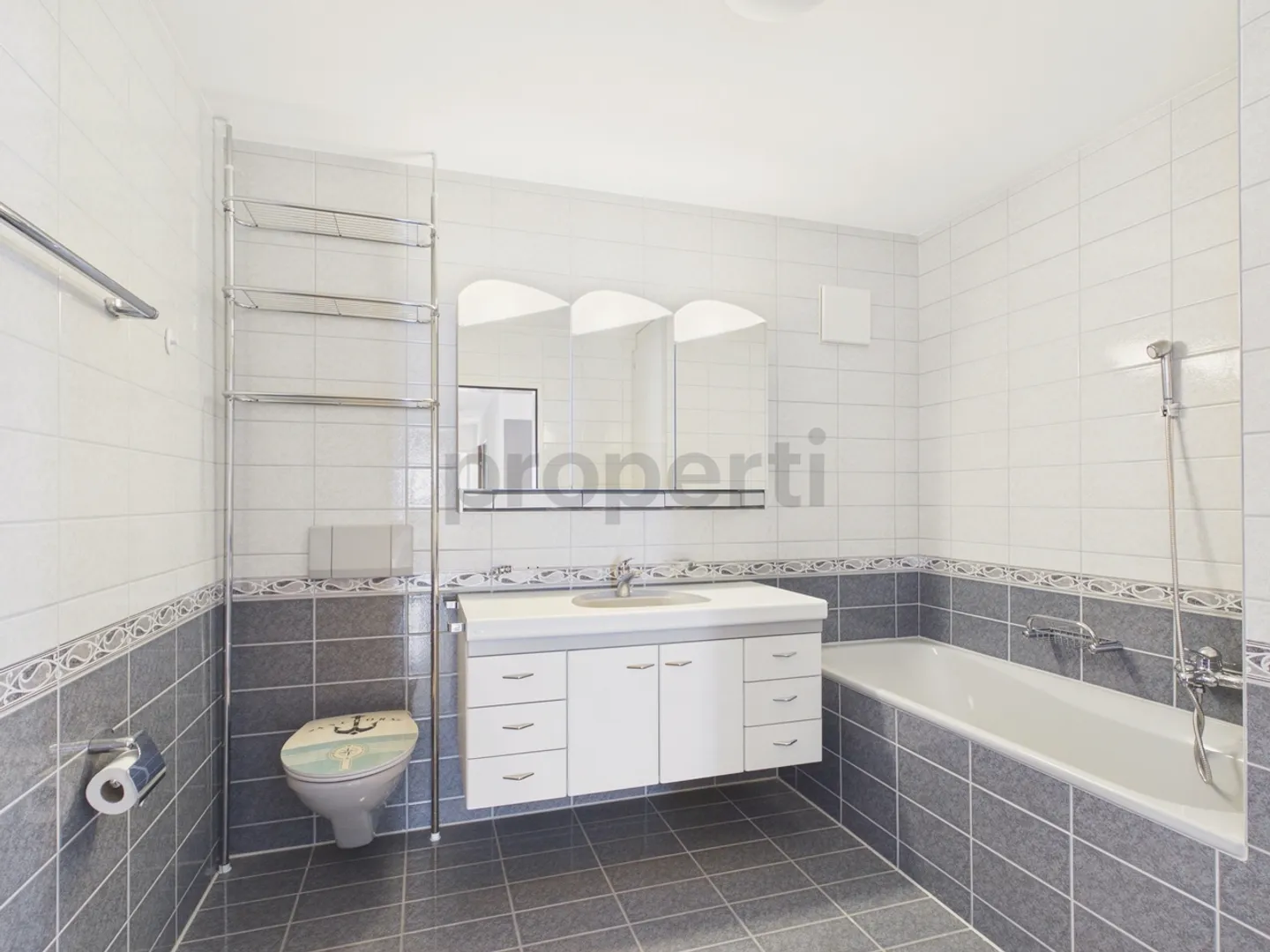 Appartamento elegante di 4,5 stanze recentemente ristrutturato con parcheggio privato, Bubendorf - Foto 12 di 12