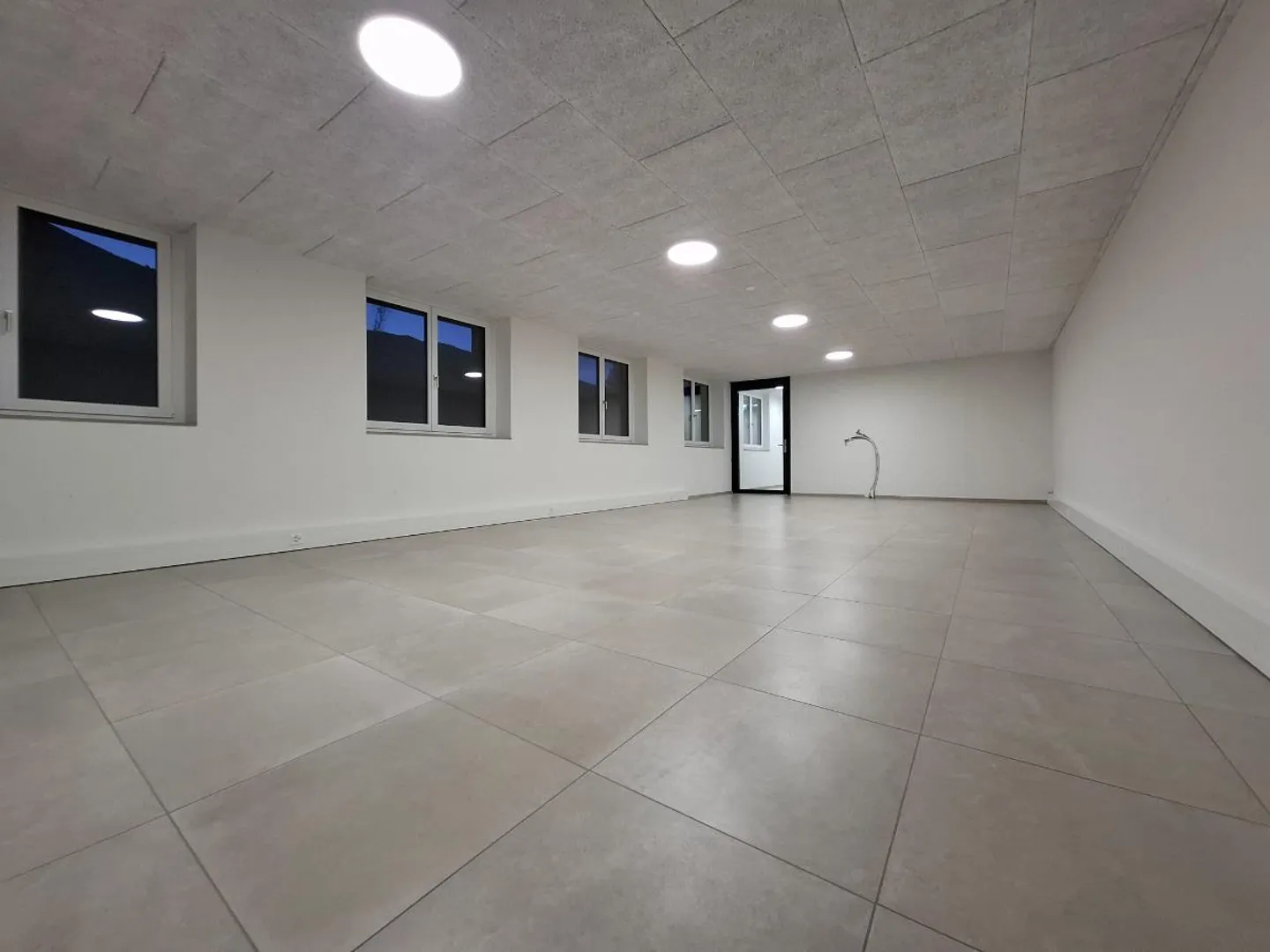 NOUVEAU BÂTIMENT COMMERCIAL INCLUANT UN RACCORDEMENT D'EAU - Photo 1 sur 6