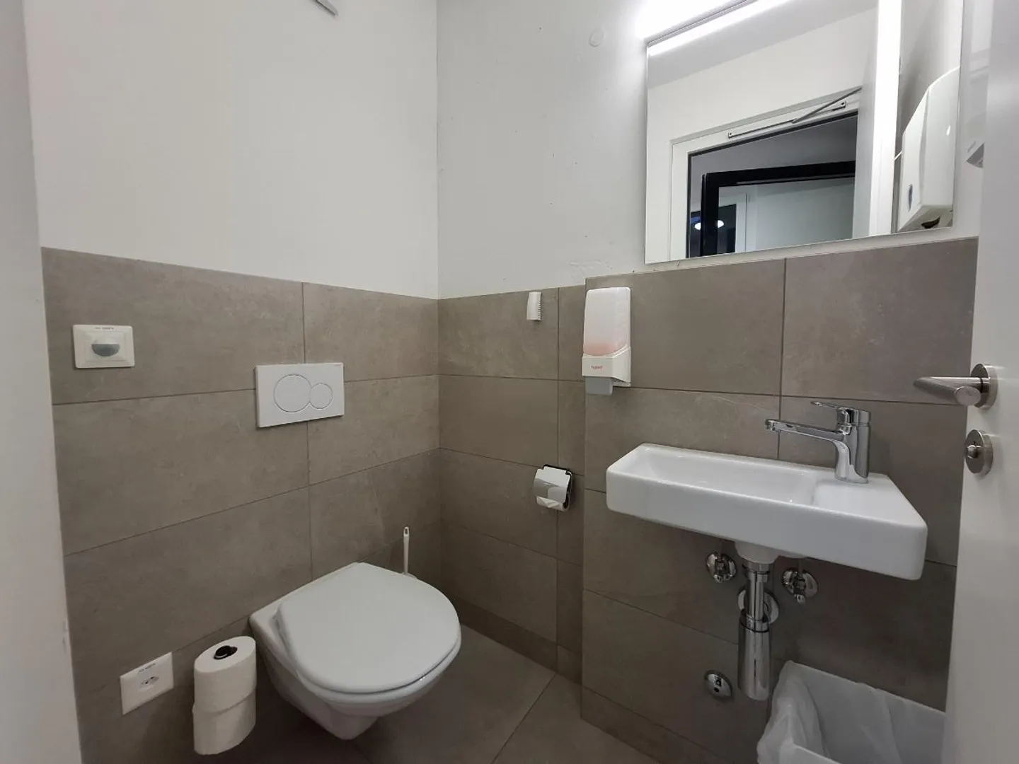 NOUVEAU BÂTIMENT COMMERCIAL INCLUANT UN RACCORDEMENT D'EAU - Photo 4 sur 6