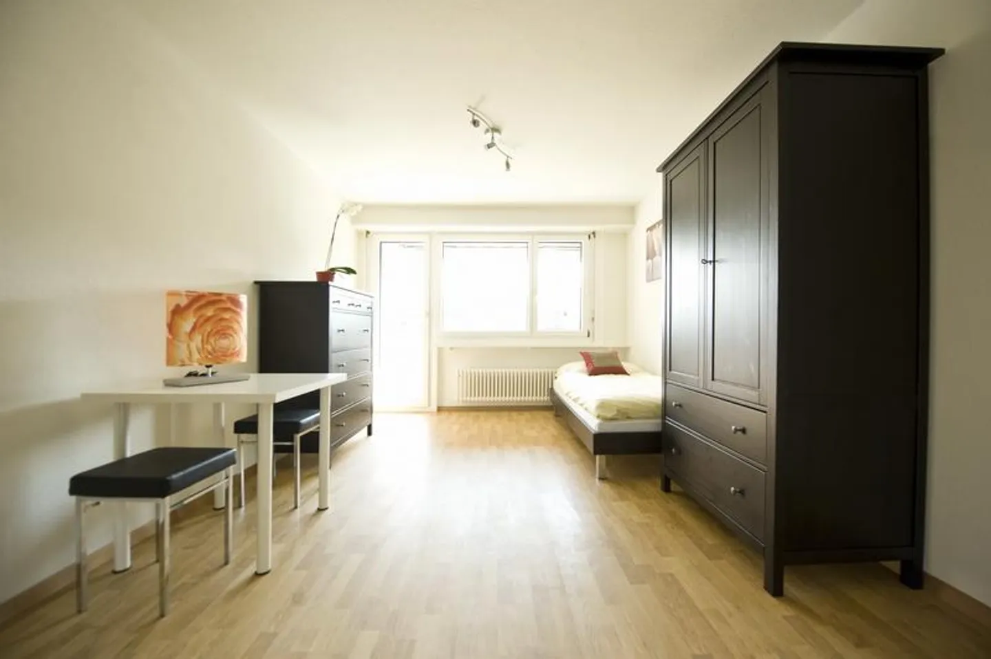 Cozy 1-room apartment in Kloten - Photo 2 of 3