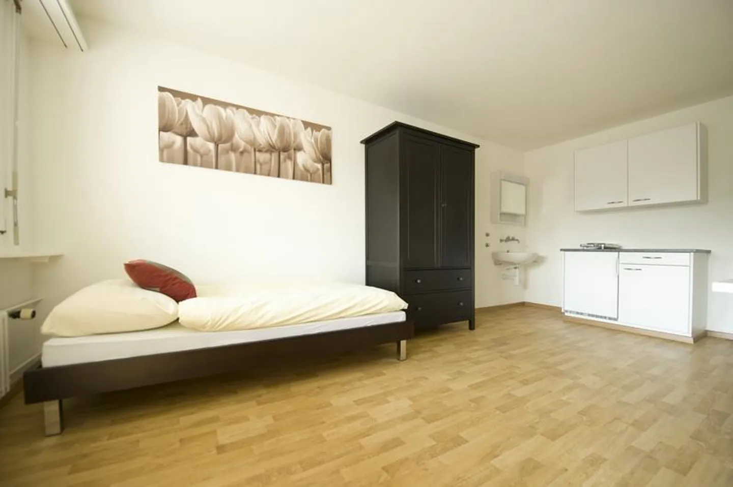 Cozy 1-room apartment in Kloten - Photo 3 of 3