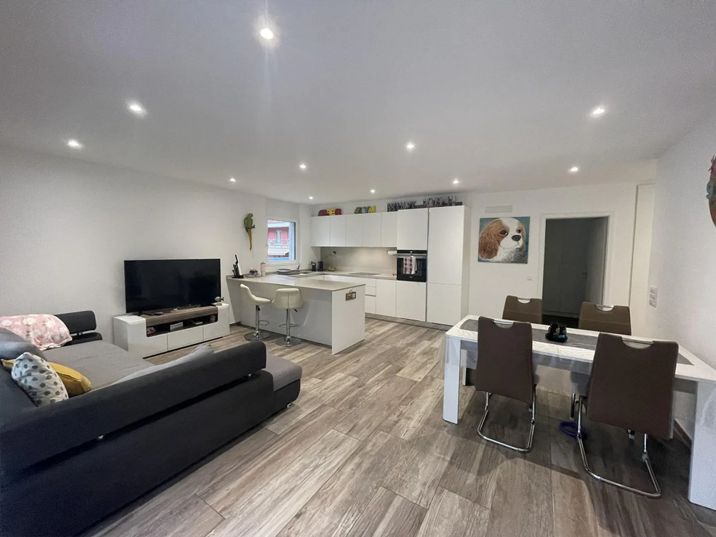 Moderne und neuwertige 3.5-Zimmer-Wohnung mit 2 Parkplätzen - Foto 2 von 11