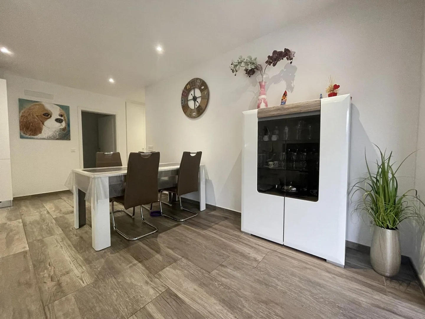 Moderne und neuwertige 3.5-Zimmer-Wohnung mit 2 Parkplätzen - Foto 3 von 11