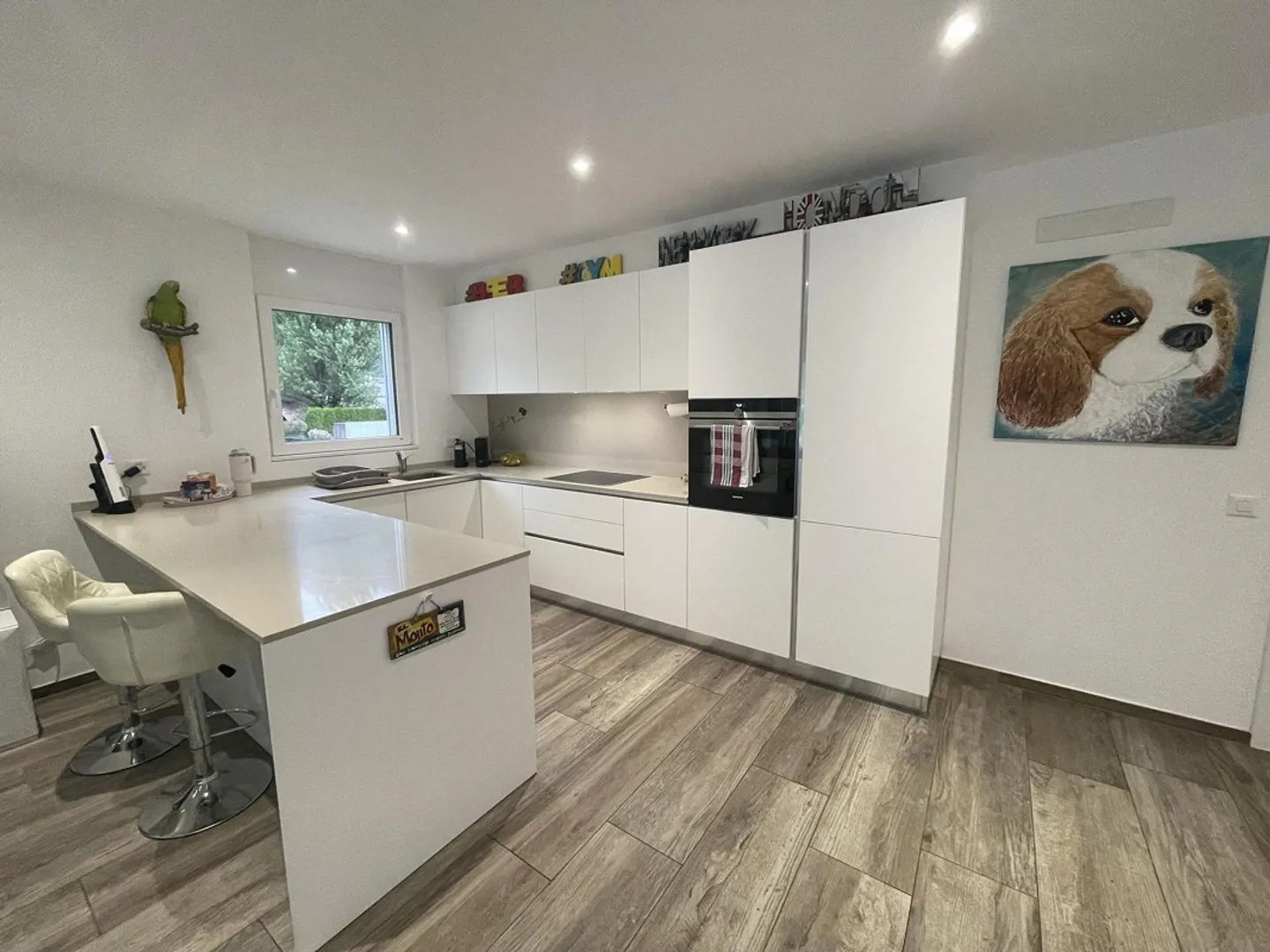 Moderne und neuwertige 3.5-Zimmer-Wohnung mit 2 Parkplätzen - Foto 4 von 11