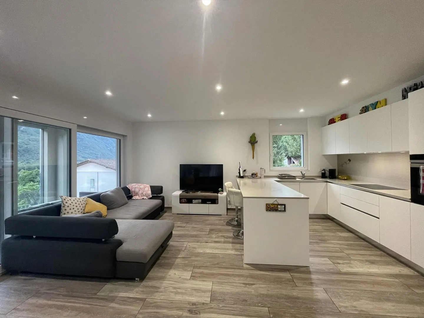 Moderne und neuwertige 3.5-Zimmer-Wohnung mit 2 Parkplätzen - Foto 5 von 11