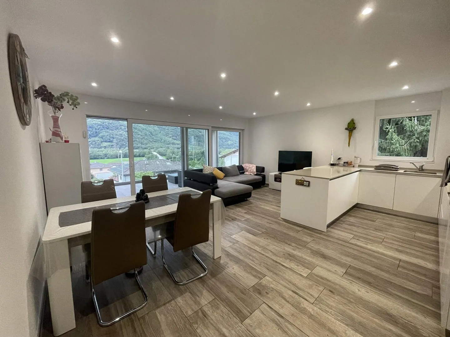 Moderne und neuwertige 3.5-Zimmer-Wohnung mit 2 Parkplätzen - Foto 6 von 11