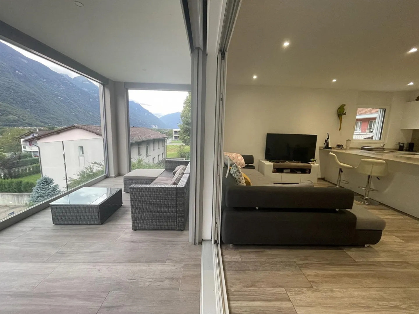 Moderne und neuwertige 3.5-Zimmer-Wohnung mit 2 Parkplätzen - Foto 7 von 11